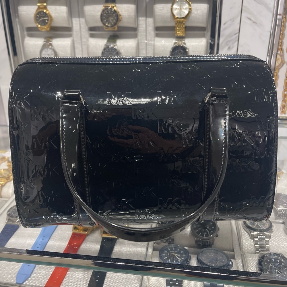MICHAEL KORS Jet Set Medium Patent Logo Debossed Duffel Crossbody Bag
Black
NWT - Picture 12 of 16